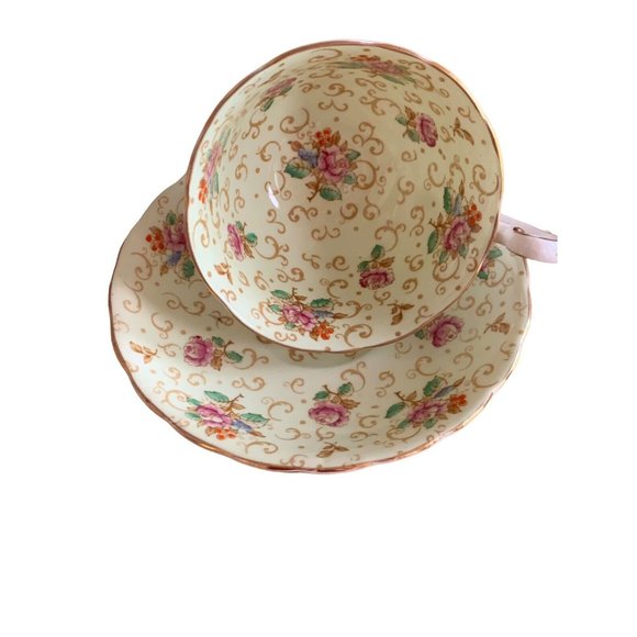 Vintage Victoria C & E Bone China English Rose Teacup & Saucer Chintz England - Picture 2 of 13
